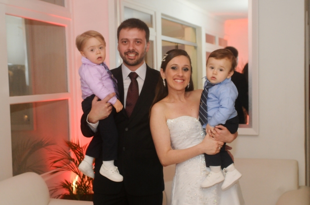 Na imagem: Juliany e Rodrigo, com seus filhos Ber e Leo no colo.